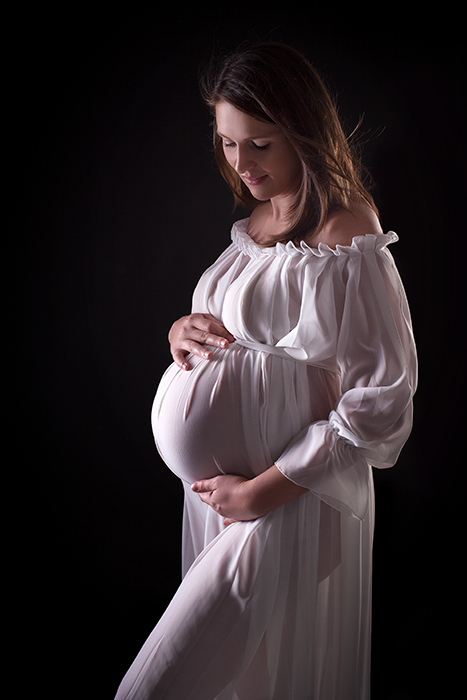 Schwangere Frau in weiß. Schwangerschaft Fotografie Düsseldorf