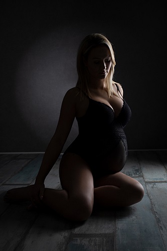 Schwangerschaftsfotografie Düsseldorf - seitlich auf Boden sitzend